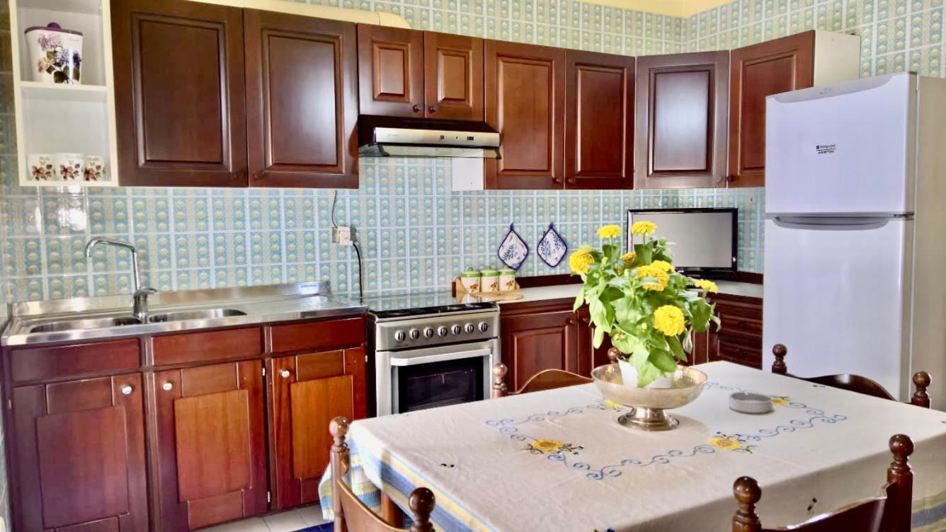 Yellow House Cefalu Luaran gambar