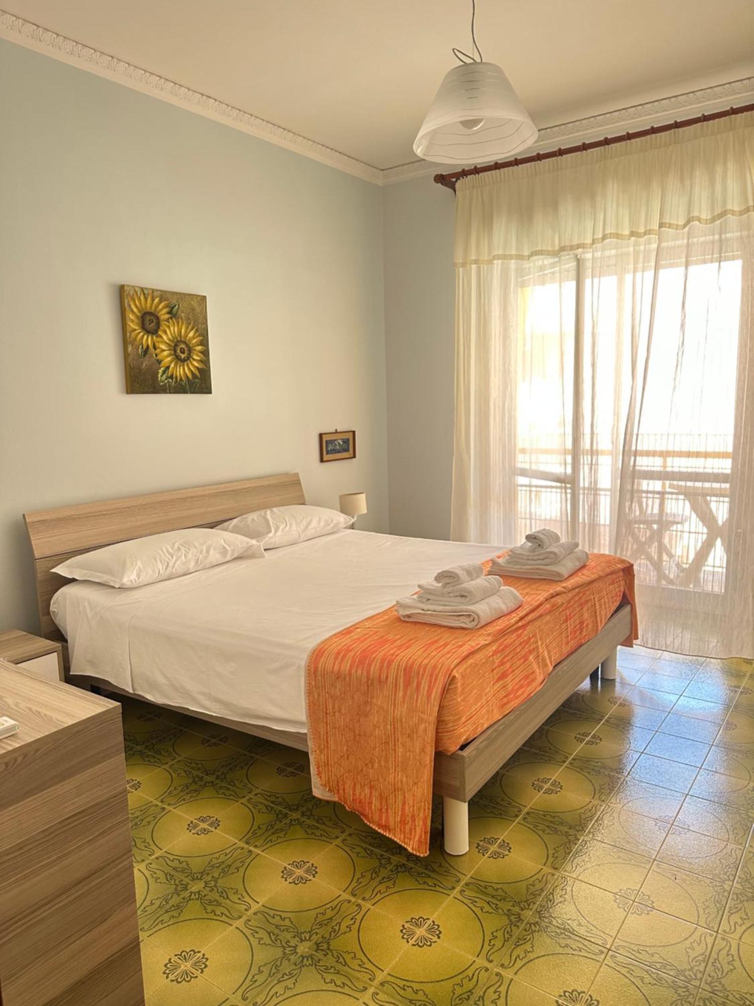 Yellow House Cefalu Luaran gambar