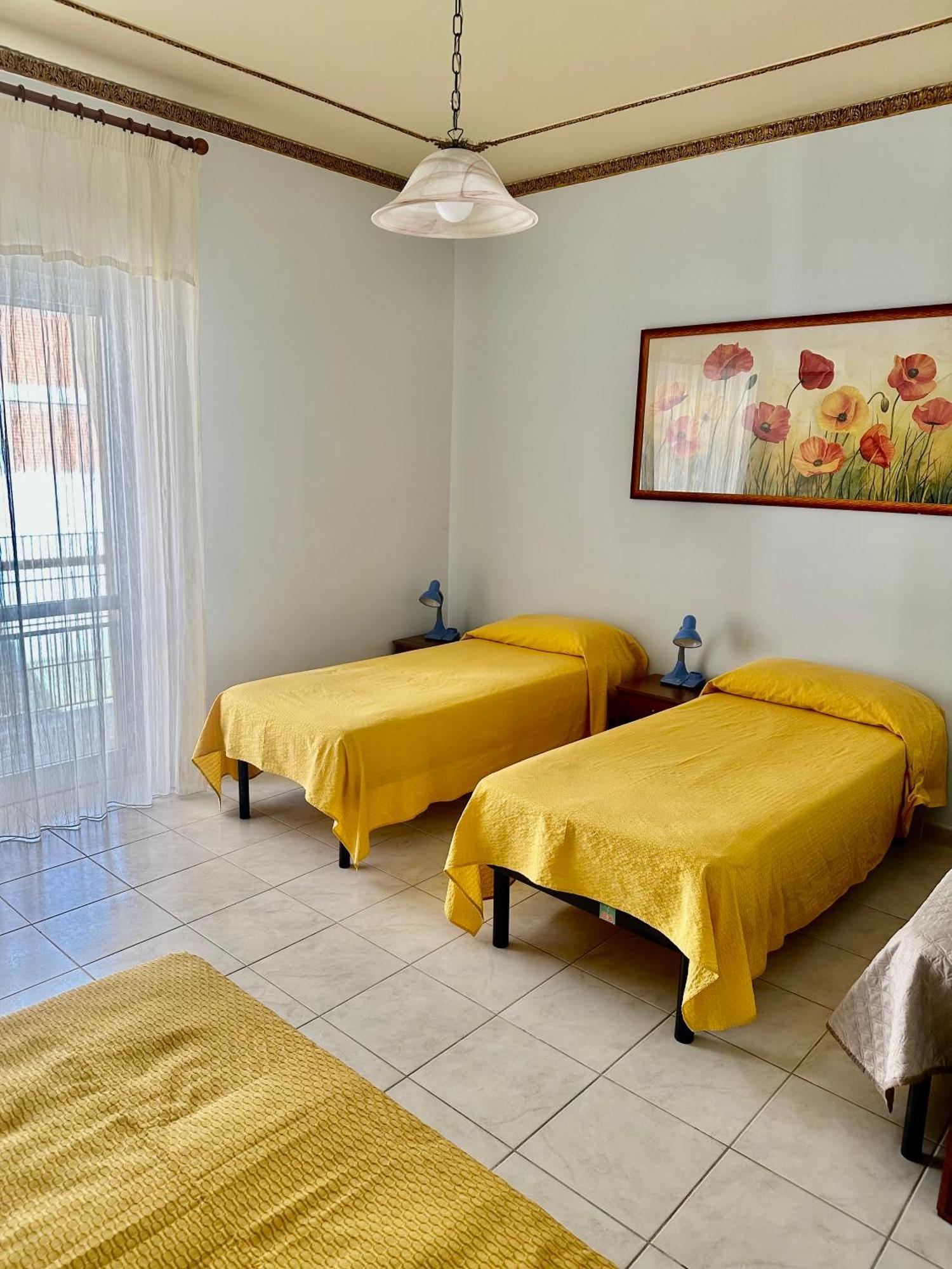 Yellow House Cefalu Luaran gambar