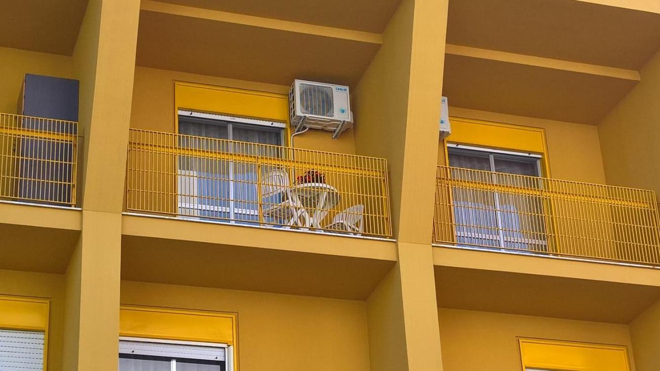 Yellow House Cefalu Luaran gambar